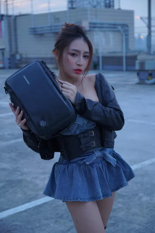 女生使用情境圖，三點固定系統，穩定背包，減少騎乘晃動。