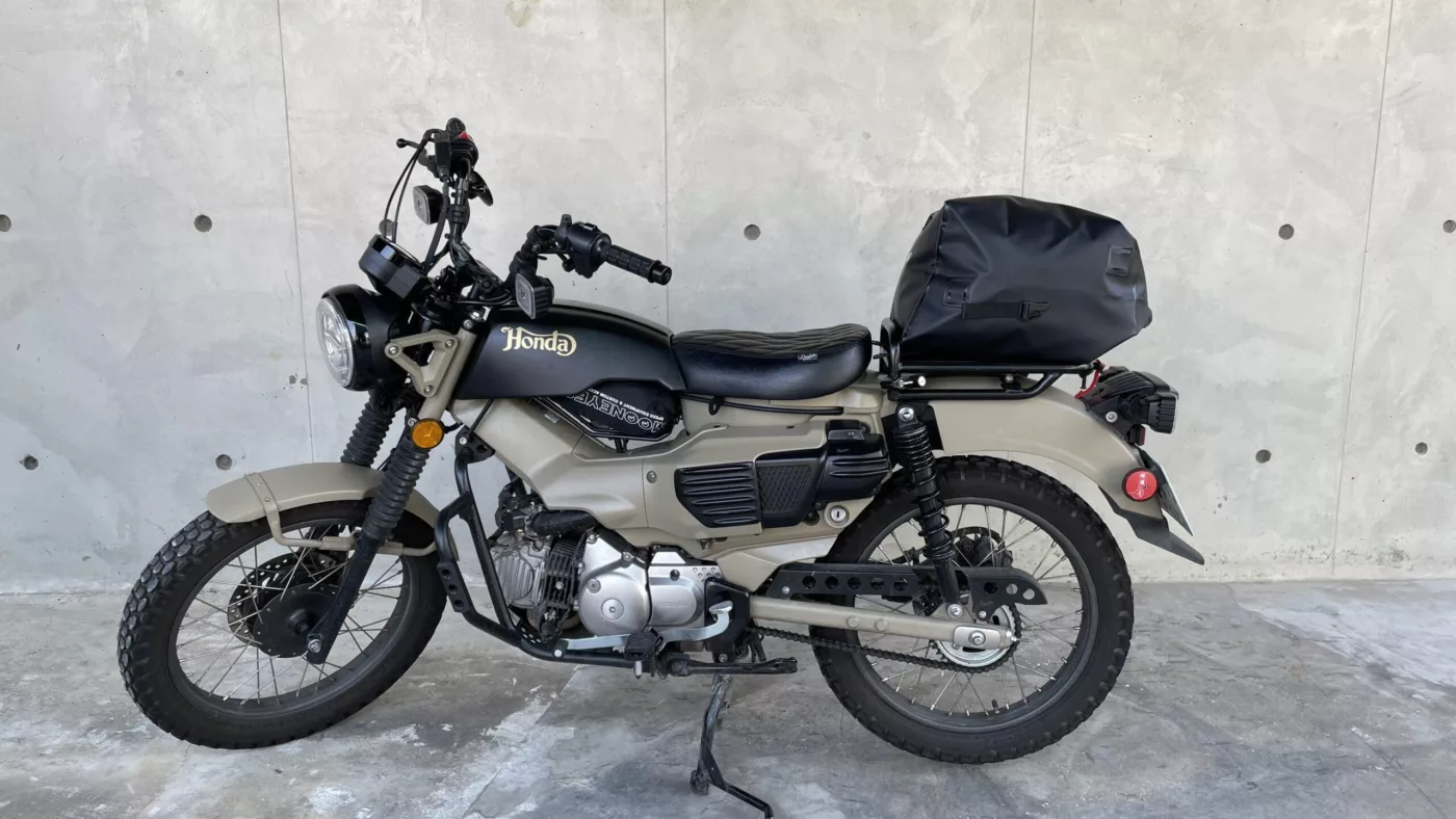 ROROBAG 防水機車袋安裝於檔車後座,雙帽容量滿足騎士需求。