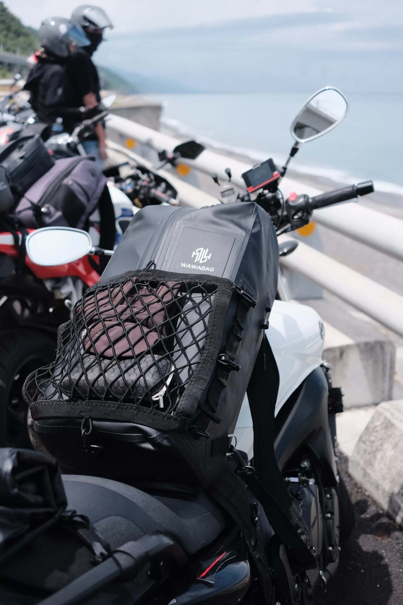 使用WAWABAG 2的海邊情境照,騎車出遊一包搞定超方便。,靈活適用於不同場景,展現重機後背包、防水後背包的多功能設計。