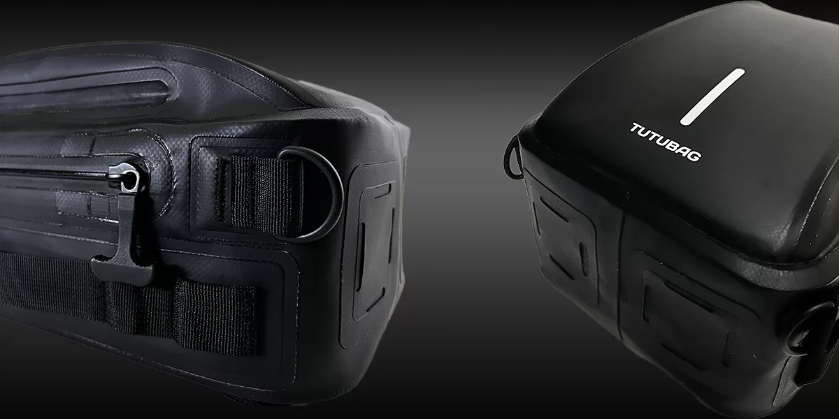黑色 PVC 防水 TUTUBAG 的特寫,配有拉鍊和 D 形環附件,從兩個角度顯示。.